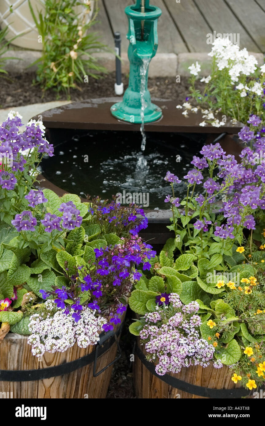 Giardino Fontana Impostazione con vasi di piante di fiori Foto stock - Alamy
