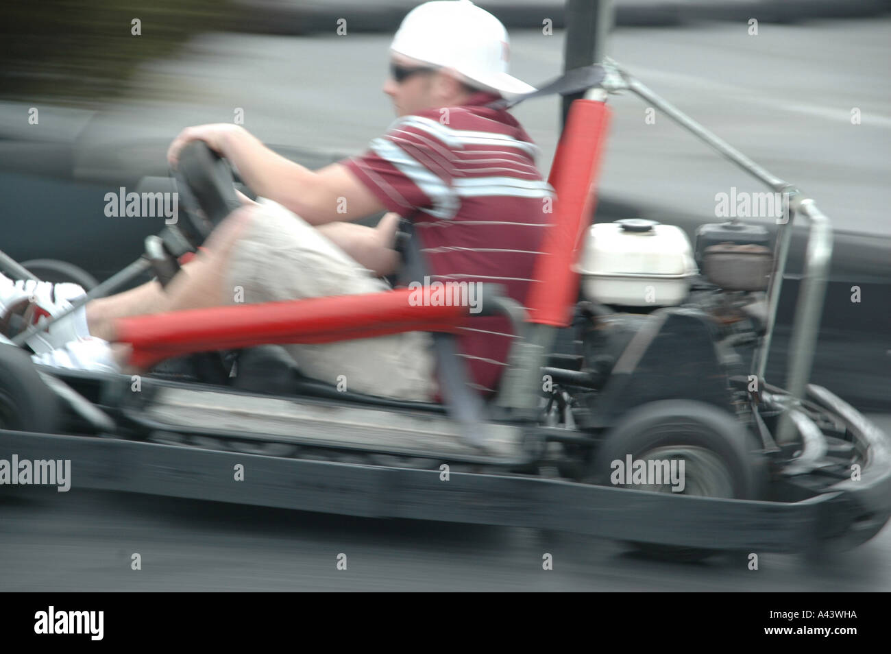 L'uomo intensamente Go-Cart dello sterzo intorno a piegare Foto Stock