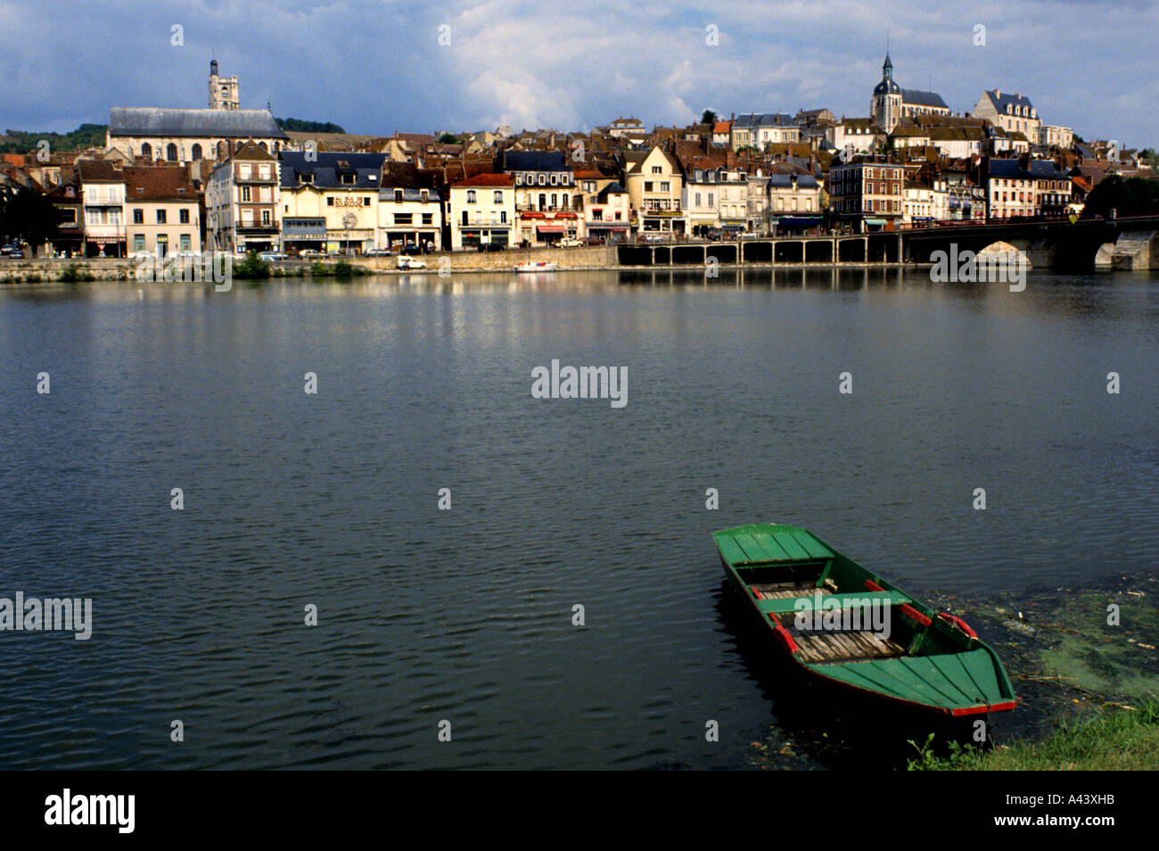 Joigny Borgogna Francia - Francese in barca sul fiume Foto Stock
