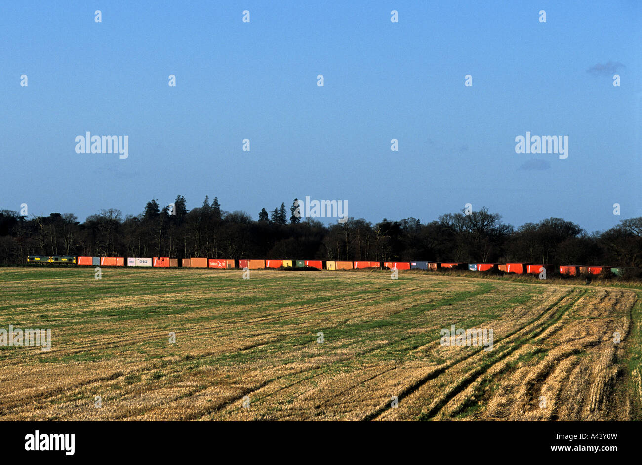 Treno merci sul ipswich al porto di Felixstowe linea di diramazione, Levington, Suffolk, Regno Unito. Foto Stock