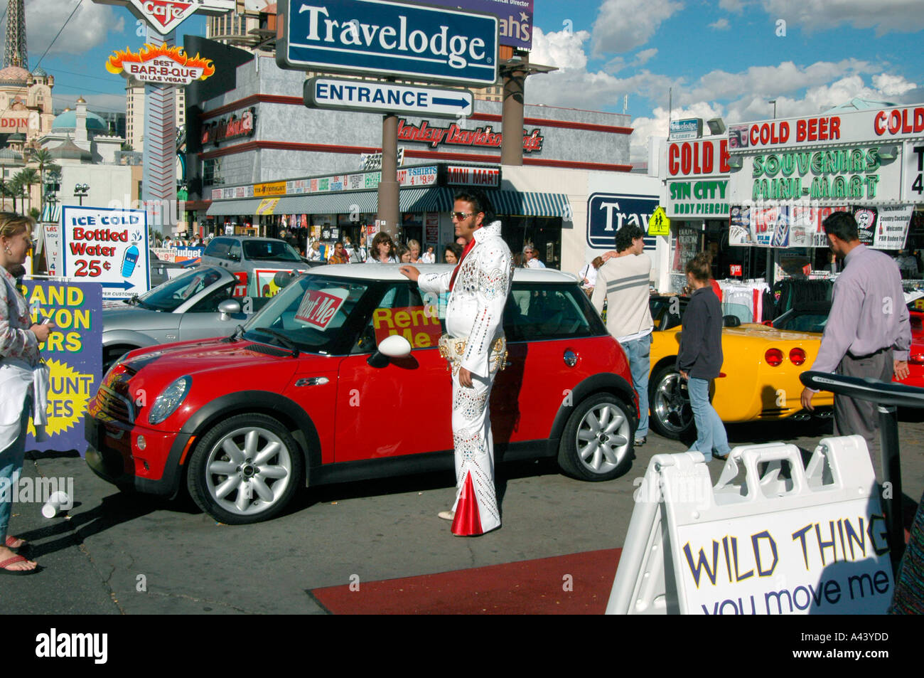 Uomo in Elvis Presley costume di stare vicino al Red Mini Cooper e pronto  per snapshot con i turisti, Las Vegas Nevada USA Foto stock - Alamy