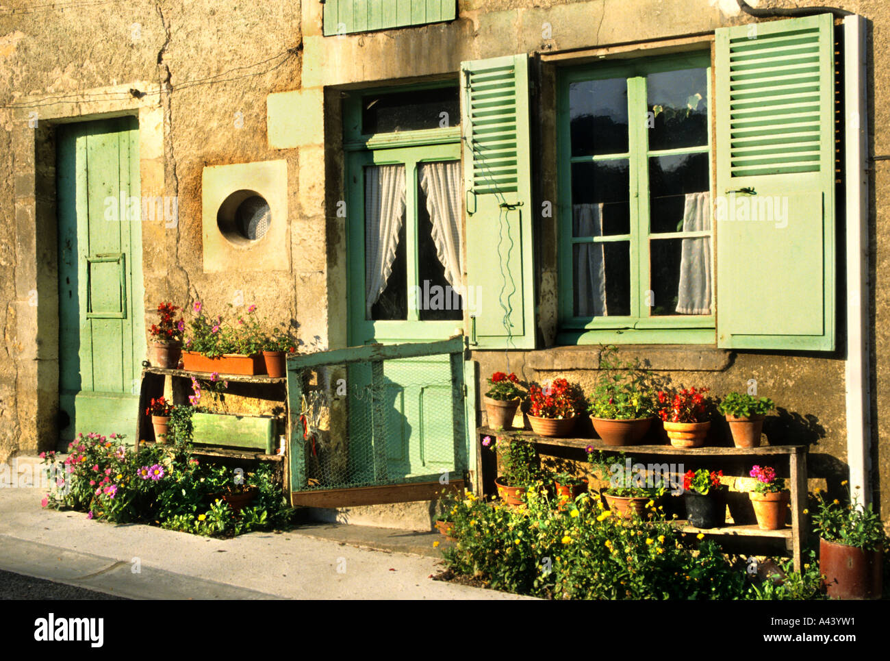 Vernice verde porta finestra Francia Casa francese Borgogna Foto Stock