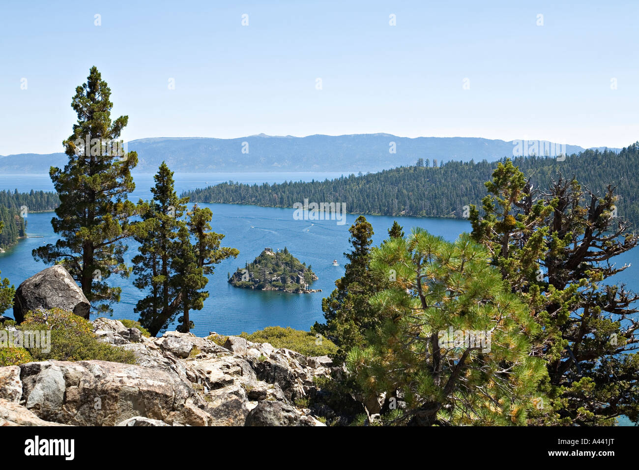 CALIFORNIA Lake Tahoe Emerald Bay e Fannette Island visto dal si affacciano nei pressi di abbassare Eagle Falls Foto Stock