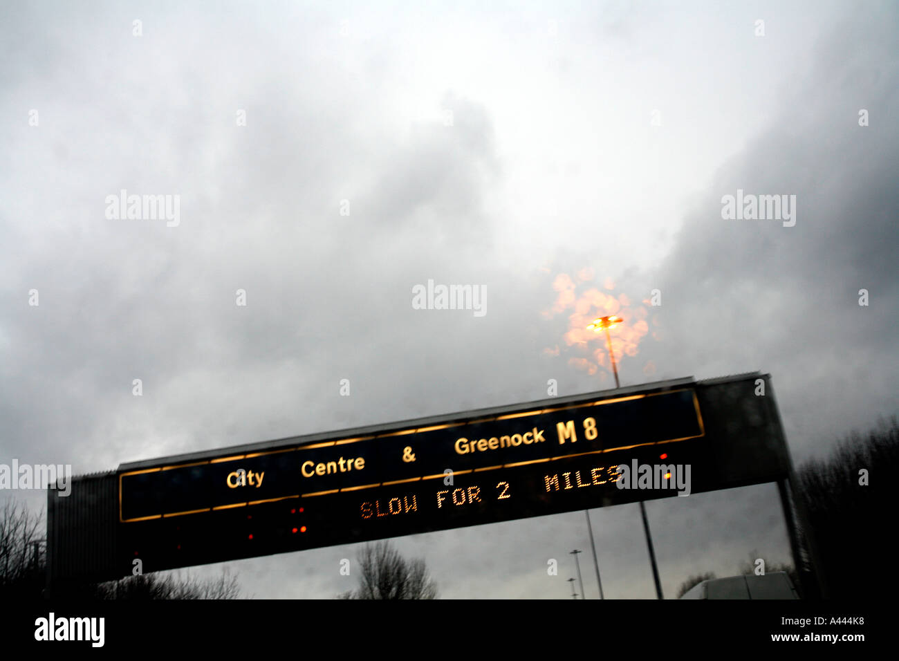 Overhead Gantry segno di avvertimento del traffico lento , M8 Glasgow cattivo tempo Foto Stock