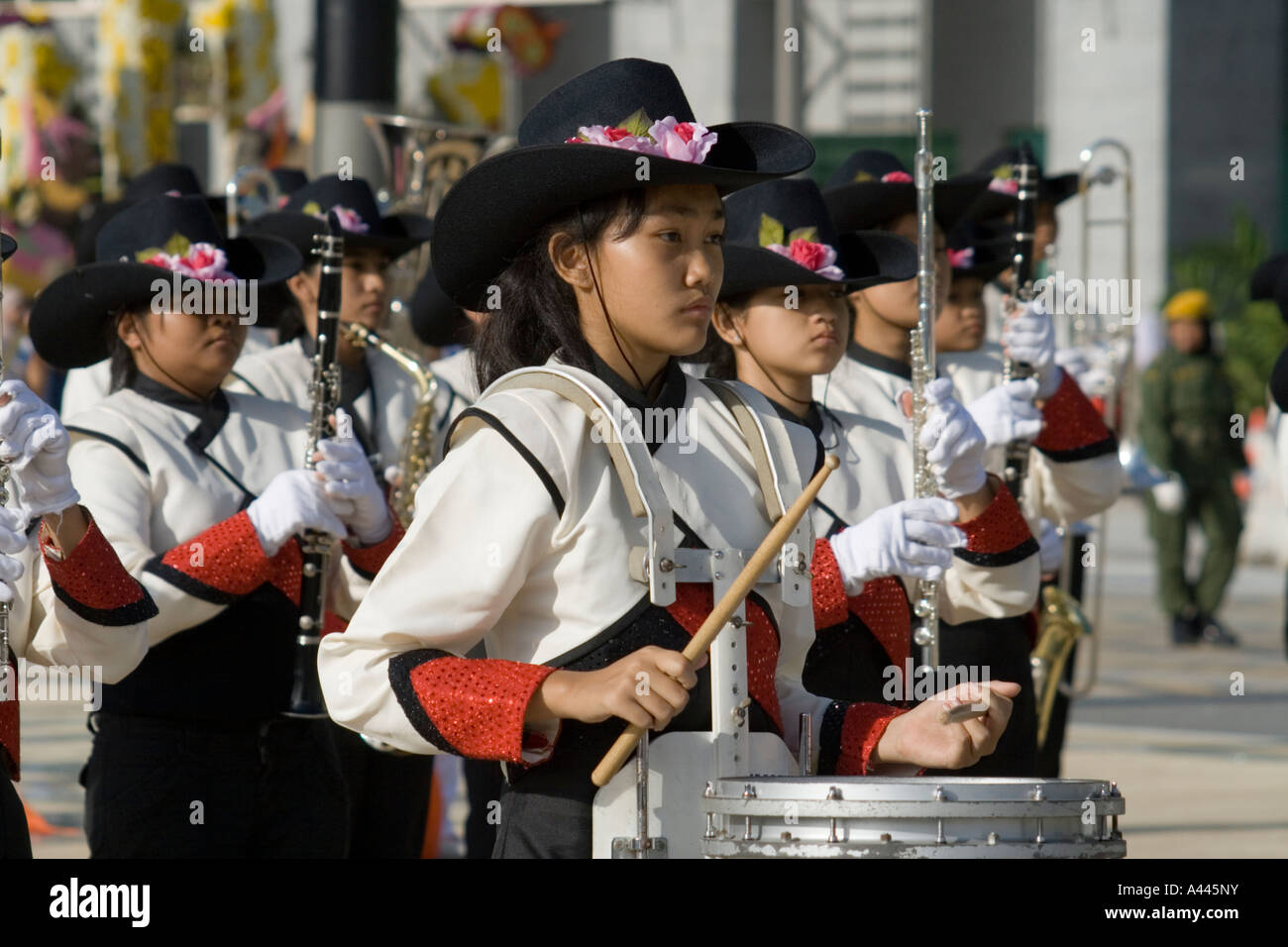 Ragazze in un marching band alla sfilata floreale che il 27 gennaio 2007 in Putrajaya Foto Stock