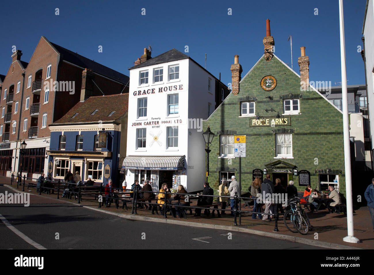 Pub e bar lungo la banchina Poole Dorset England Regno Unito Foto Stock