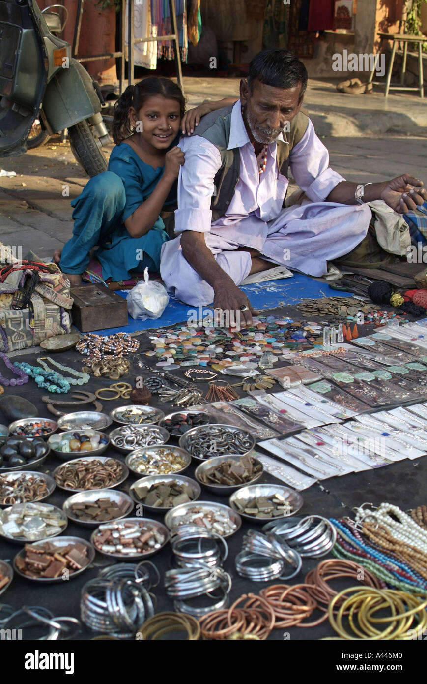 Venditore ambulante di vendita gioielli a Jaipur India Foto stock - Alamy