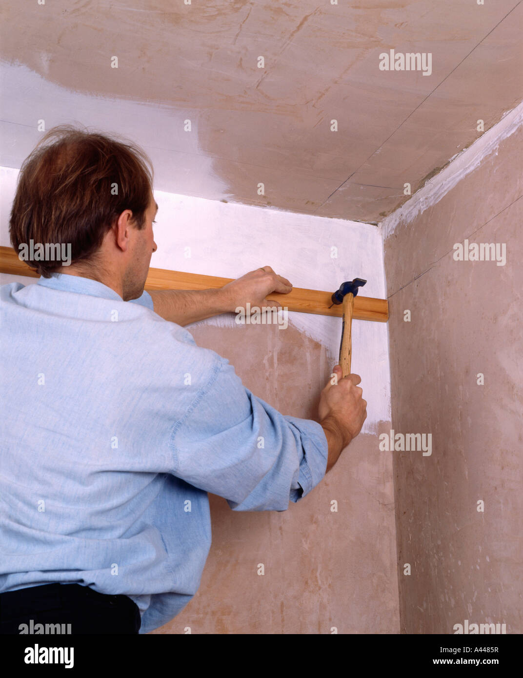 Close-up di uomo sostituisce Gesso cornice a soffitto Foto Stock