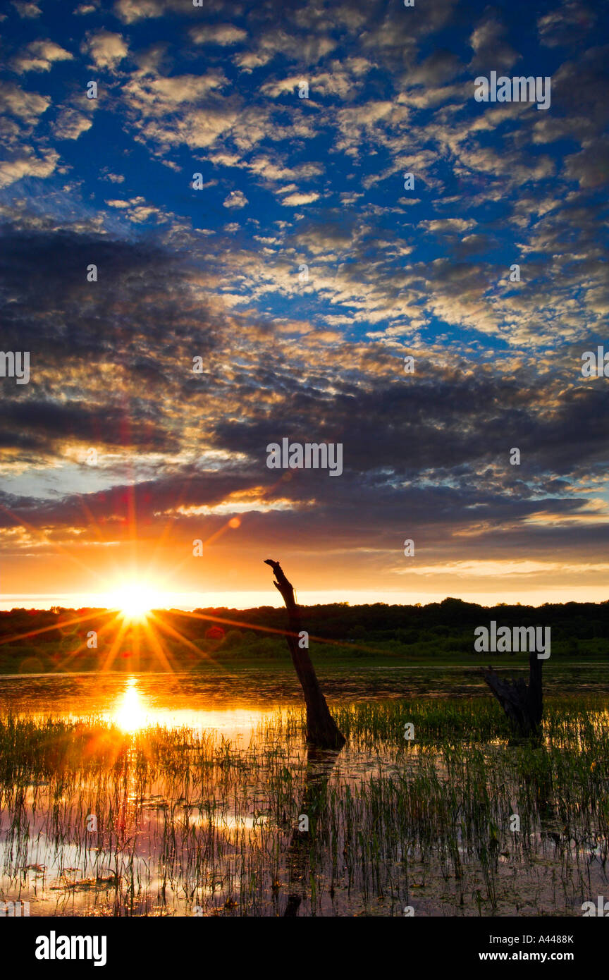 Tramonto colorato sopra il Minnesota River Valley. Giordania, Minnesota, Stati Uniti d'America Foto Stock