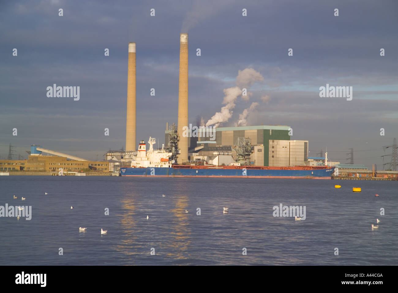 Centrale elettrica di Tilbury da Gravesend Kent, con la vecchia centrale elettrica di Tilbury (demolita nel 2019) Foto Stock