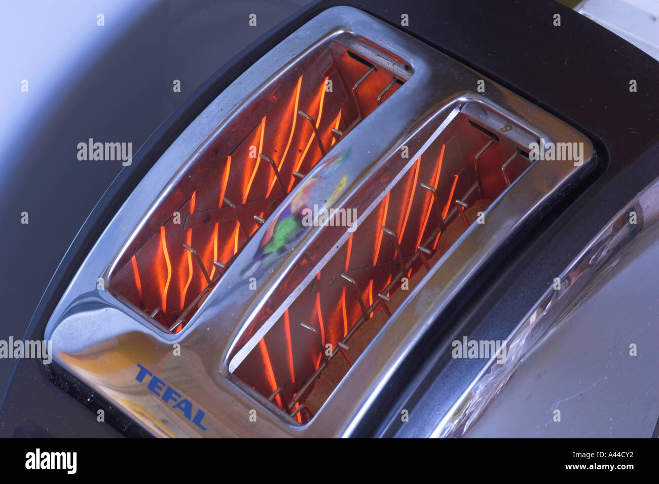 Tostapane che mostra in rosso gli elementi a caldo Foto Stock