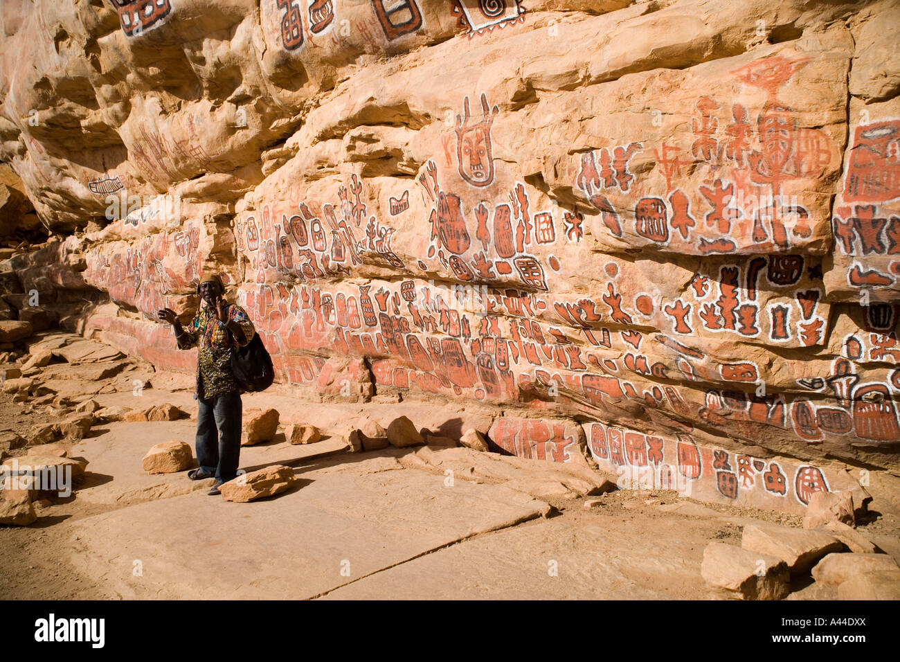 Pitture rupestri sopra Songo villaggio nel punto in cui la circoncisione riti si svolgono ogni tre anni,paese Dogon,Mali, Africa Foto Stock