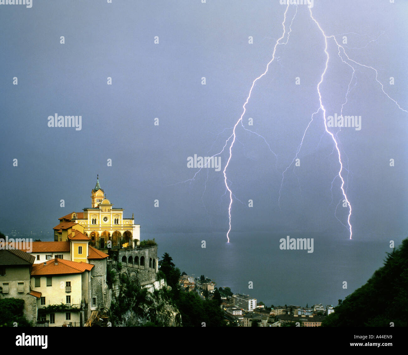 CH - TICINO: Madonna del Sasso sopra Locarno e il Lago Maggiore Foto Stock