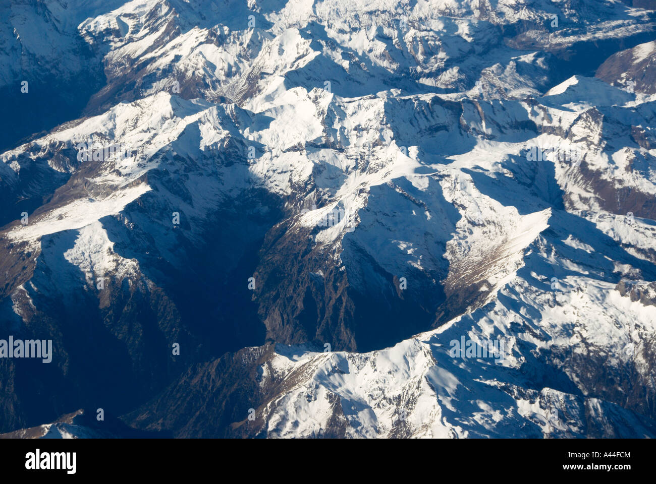 Il volo a 30 000 piedi sopra il Snow capped Pirenei Foto Stock