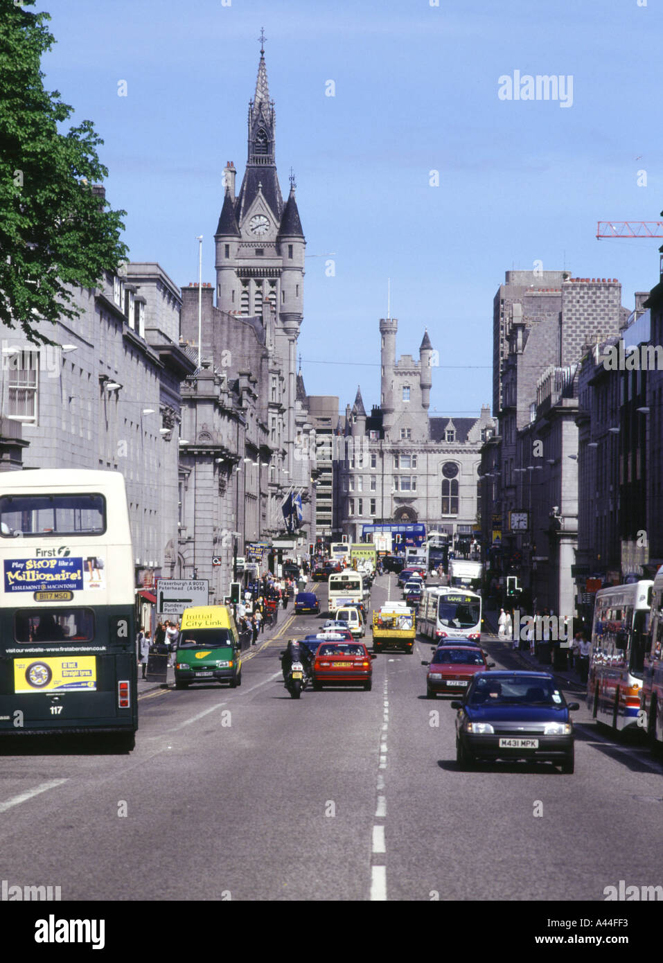 Dh UNION STREET ABERDEEN town house orologio Aberdeen e il traffico del centro della Scozia uk città scozzese Foto Stock