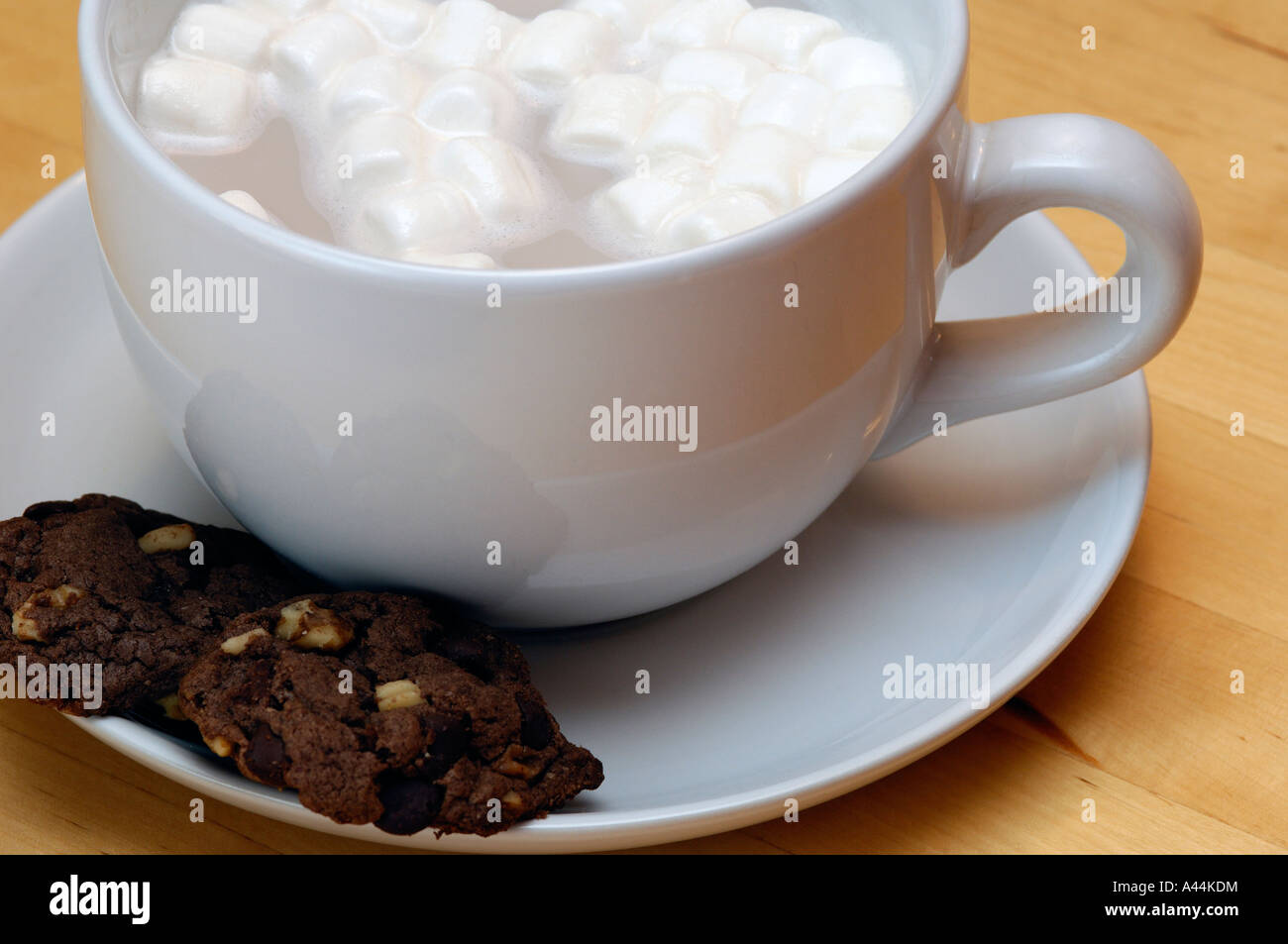 Cioccolata calda con marshmellows e cookie sul lato Foto Stock