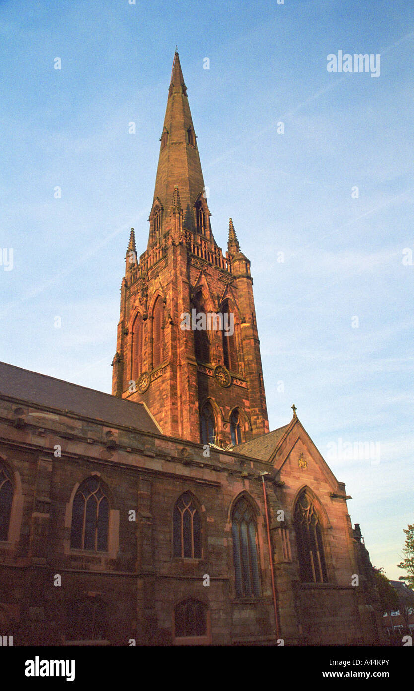 St Elphin's Church (Chiesa Parrocchiale), Church Street, Warrington, Inghilterra, in tarda serata, Autunno 2006 Foto Stock