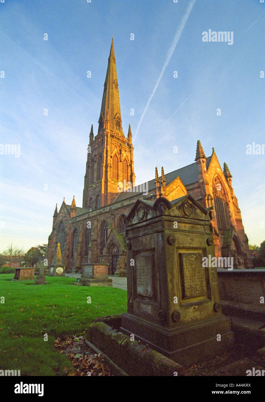 St Elphin's Church (Chiesa Parrocchiale), Church Street, Warrington, Inghilterra, in tarda serata, Autunno 2006 Foto Stock