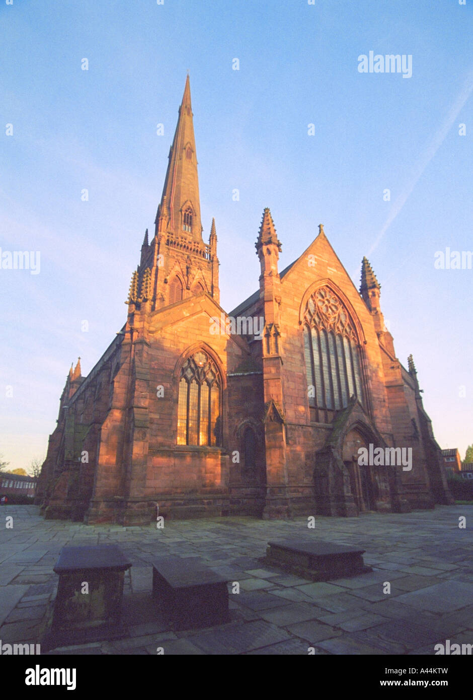 St Elphin's Church (Chiesa Parrocchiale), Church Street, Warrington, Inghilterra, in tarda serata, Autunno 2006 Foto Stock