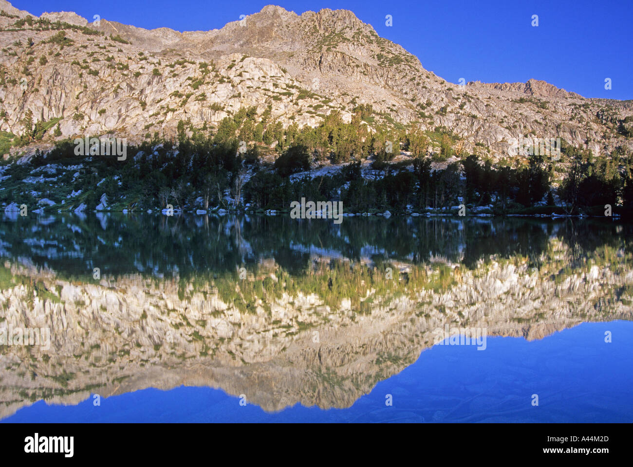 Sunrise colori le cime sopra i laghi del Tesoro John Muir Wilderness Inyo National Forest California USA Foto Stock