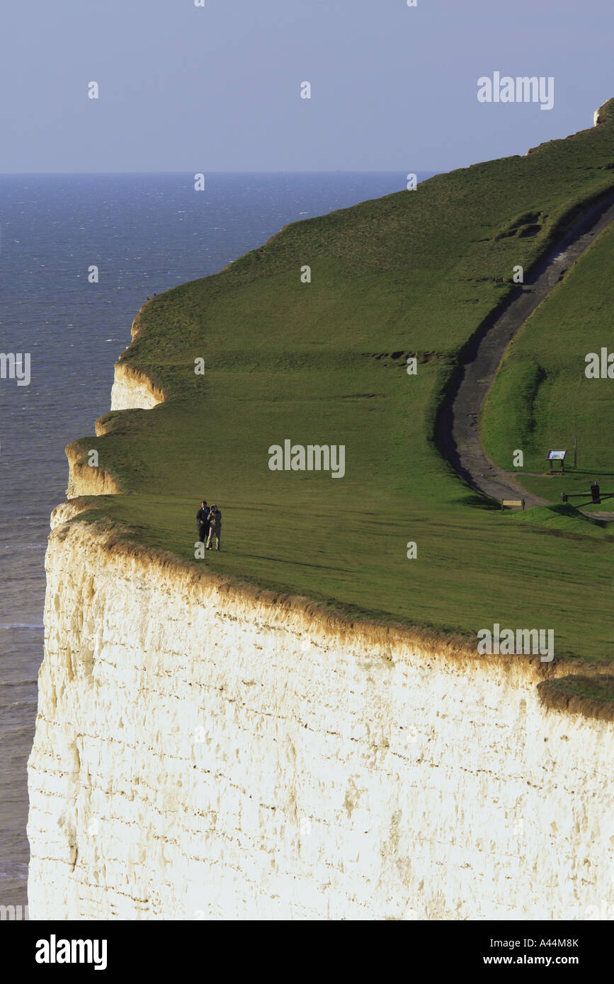 Paio di scattare fotografie di drammatiche scogliere bianche lungo la Eastbourne Downland East Sussex England Foto Stock