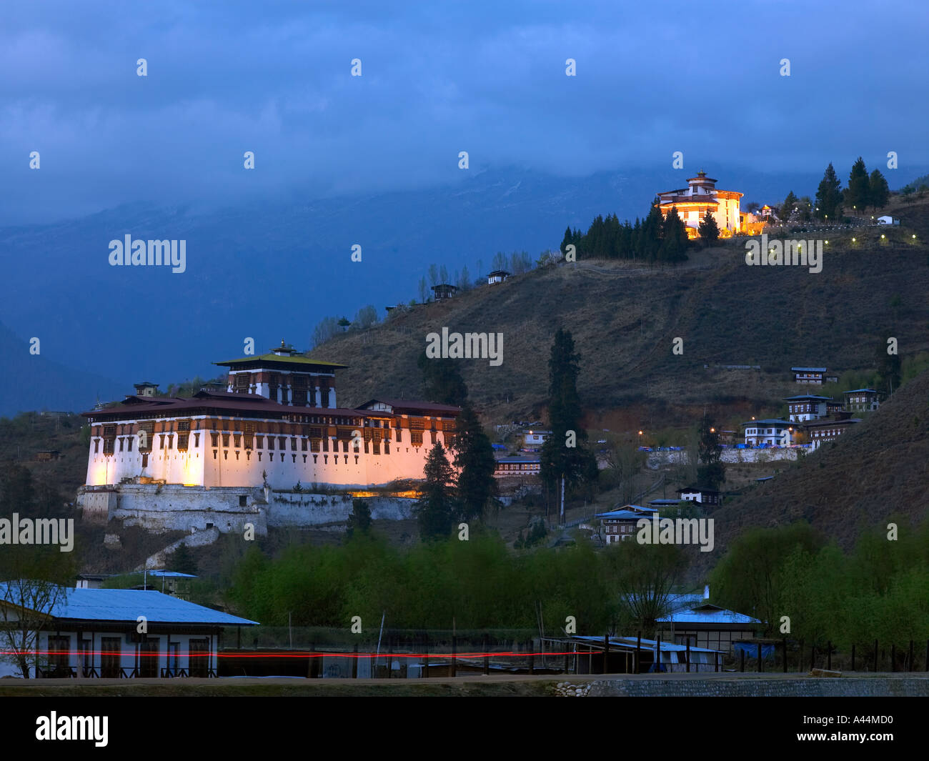 Paro Dzong e Museo Nazionale di Paro nel Regno del Bhutan Foto Stock