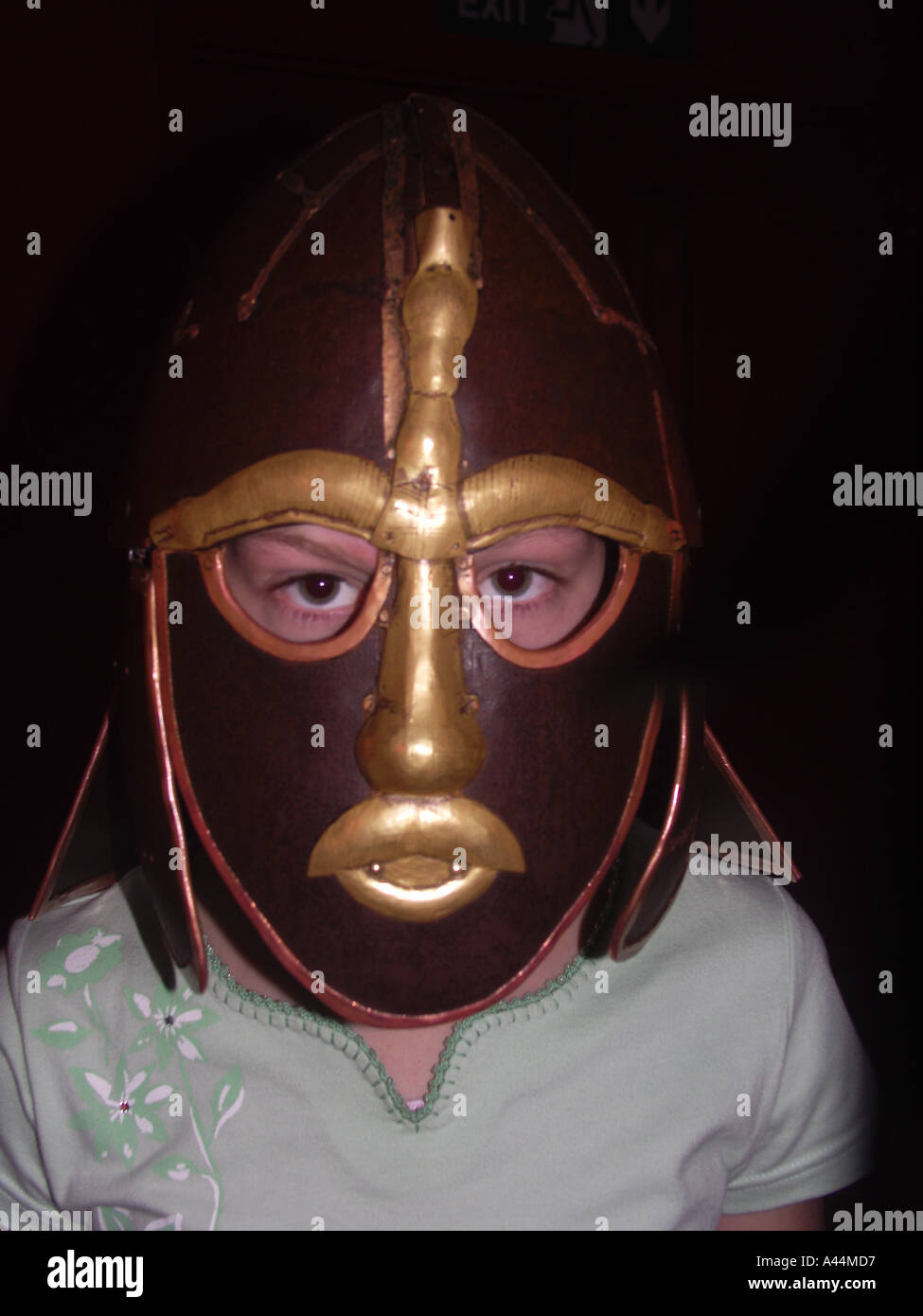 Bambino indossando replica di Sutton Hoo maschera sassone Foto Stock