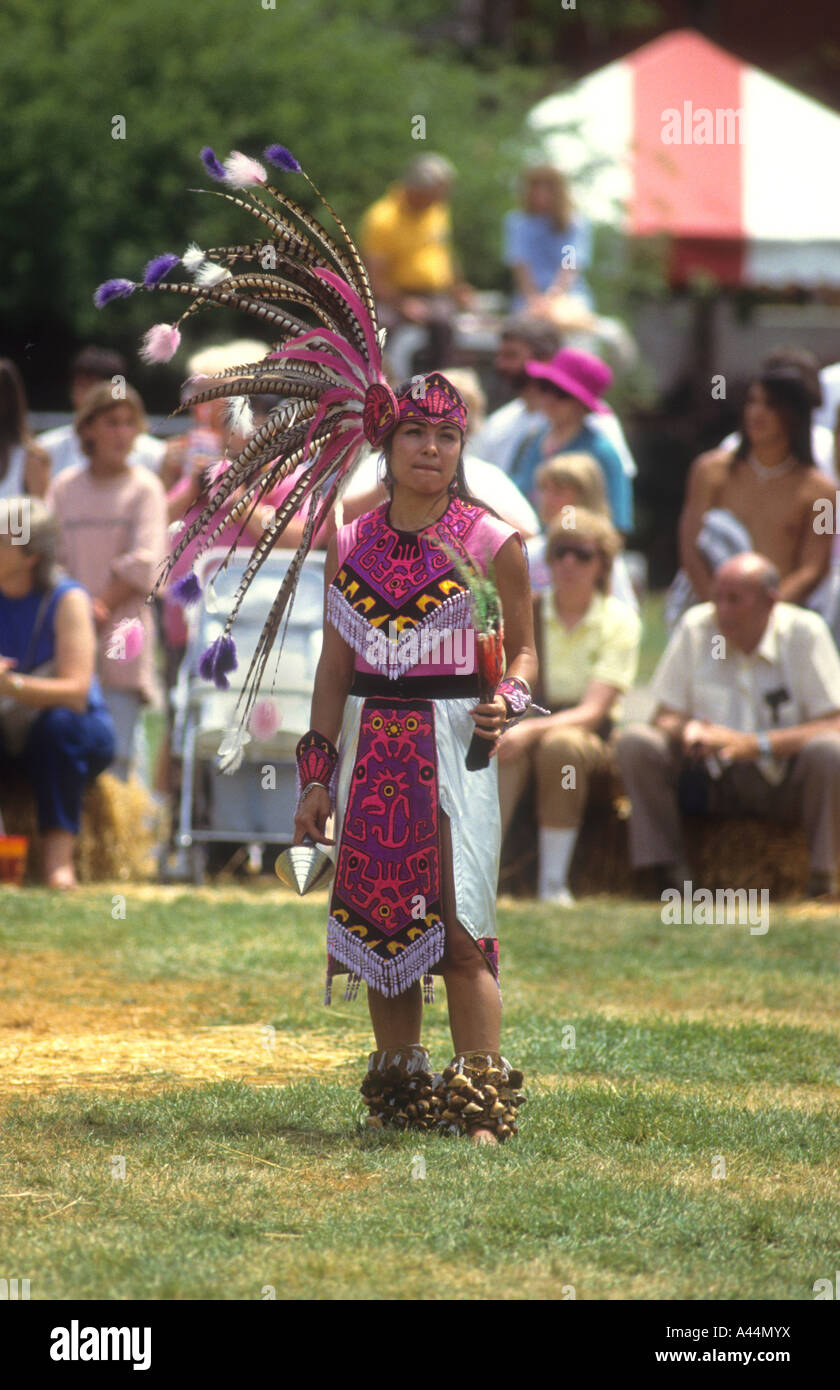 Una Donna vestita come una Sud Americana Aztec.Ella è parte di un Display & Show di Denver Colorado STATI UNITI D'AMERICA,a un nativo americano Pow Wow. Foto Stock