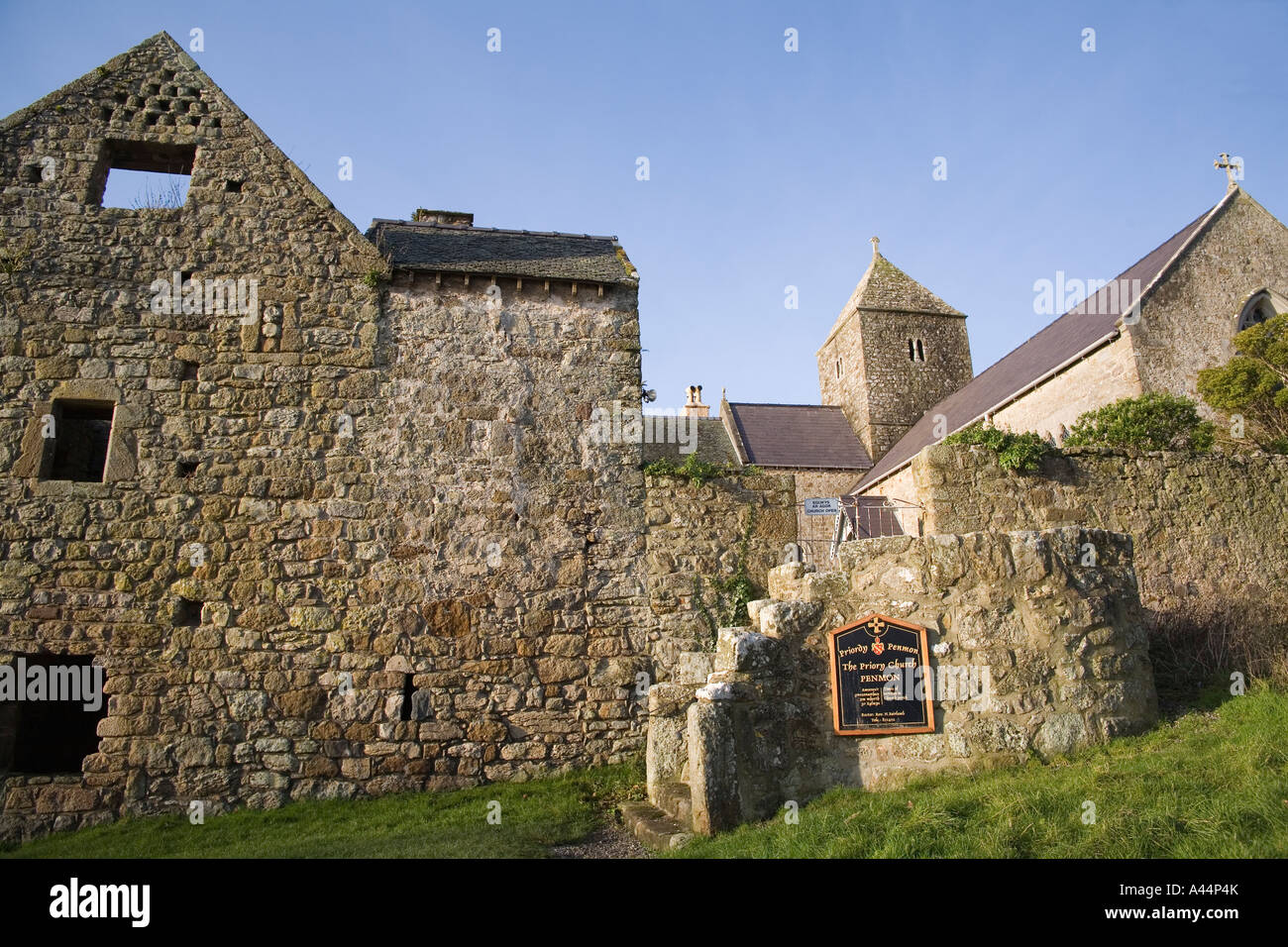 PENMON Isola di Anglesey North Wales dicembre il magnifico gruppo di monumenti è tra le isole più belle Foto Stock