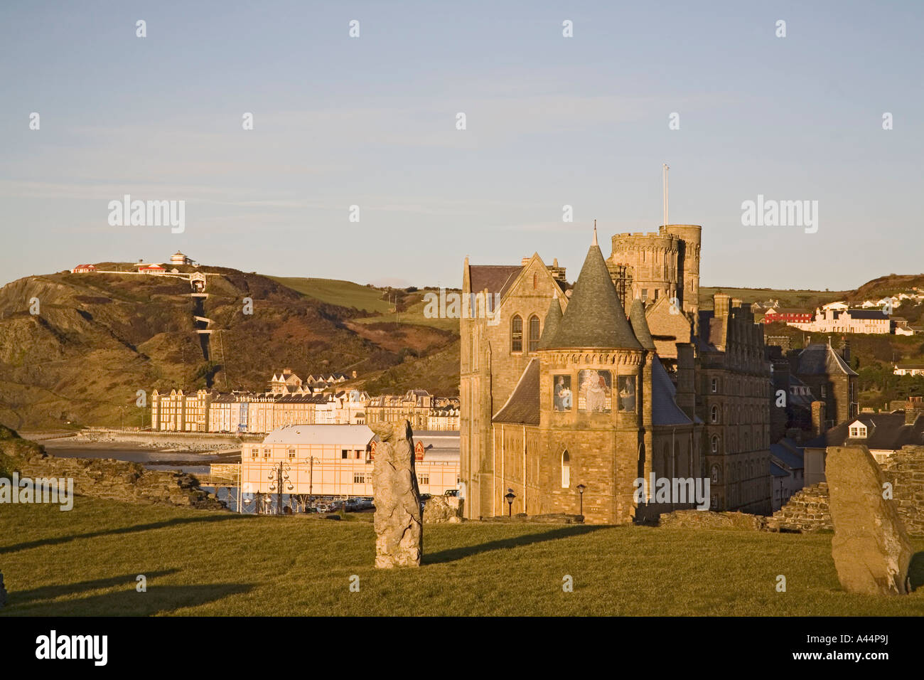ABERYSTWYTH CEREDIGION MID WALES UK Gennaio visualizza in basso sulla città gotica college vecchio edificio e pier Foto Stock