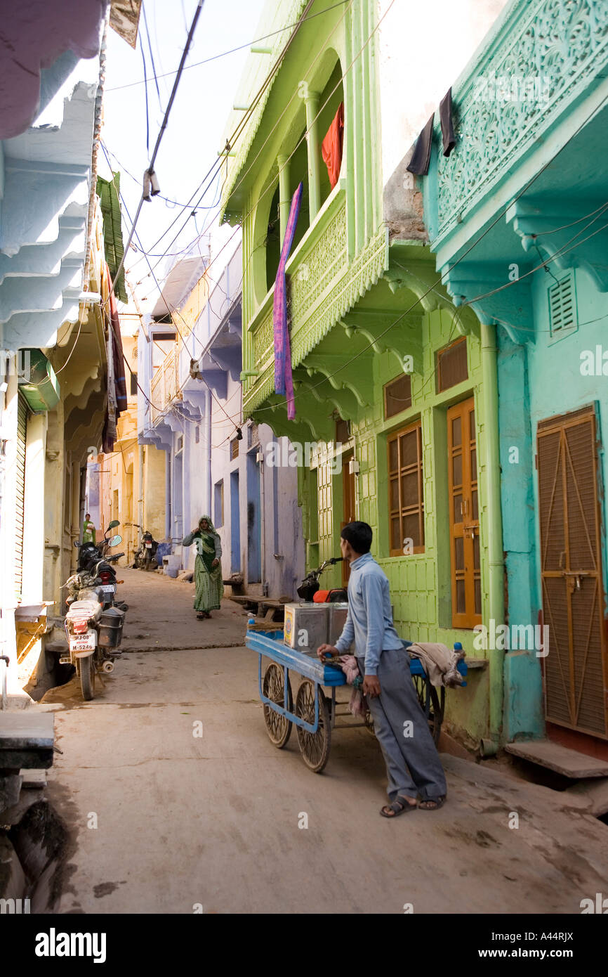 India Rajasthan Bundi stradina di tradizionalmente case dipinte Foto Stock