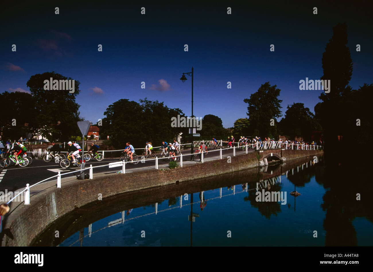 Londra a Brighton cycle race i ciclisti dilettanti sul ponte che attraversa Carshalton stagni a Carshalton Surrey UK Foto Stock
