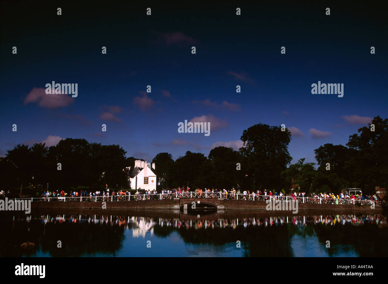 I ciclisti dilettanti attraversare un ponte su Carshalton stagni durante la Londra a Brighton cycle race a Carshalton Surrey UK Foto Stock