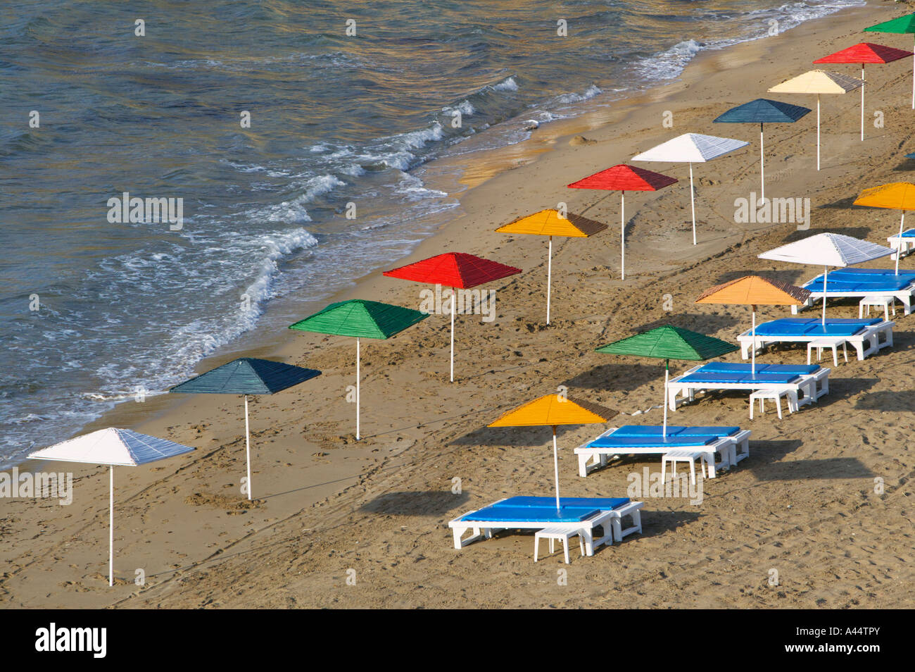 Ombrelloni e sale sulla spiaggia Merett, Alsancak, Cipro del Nord Foto Stock