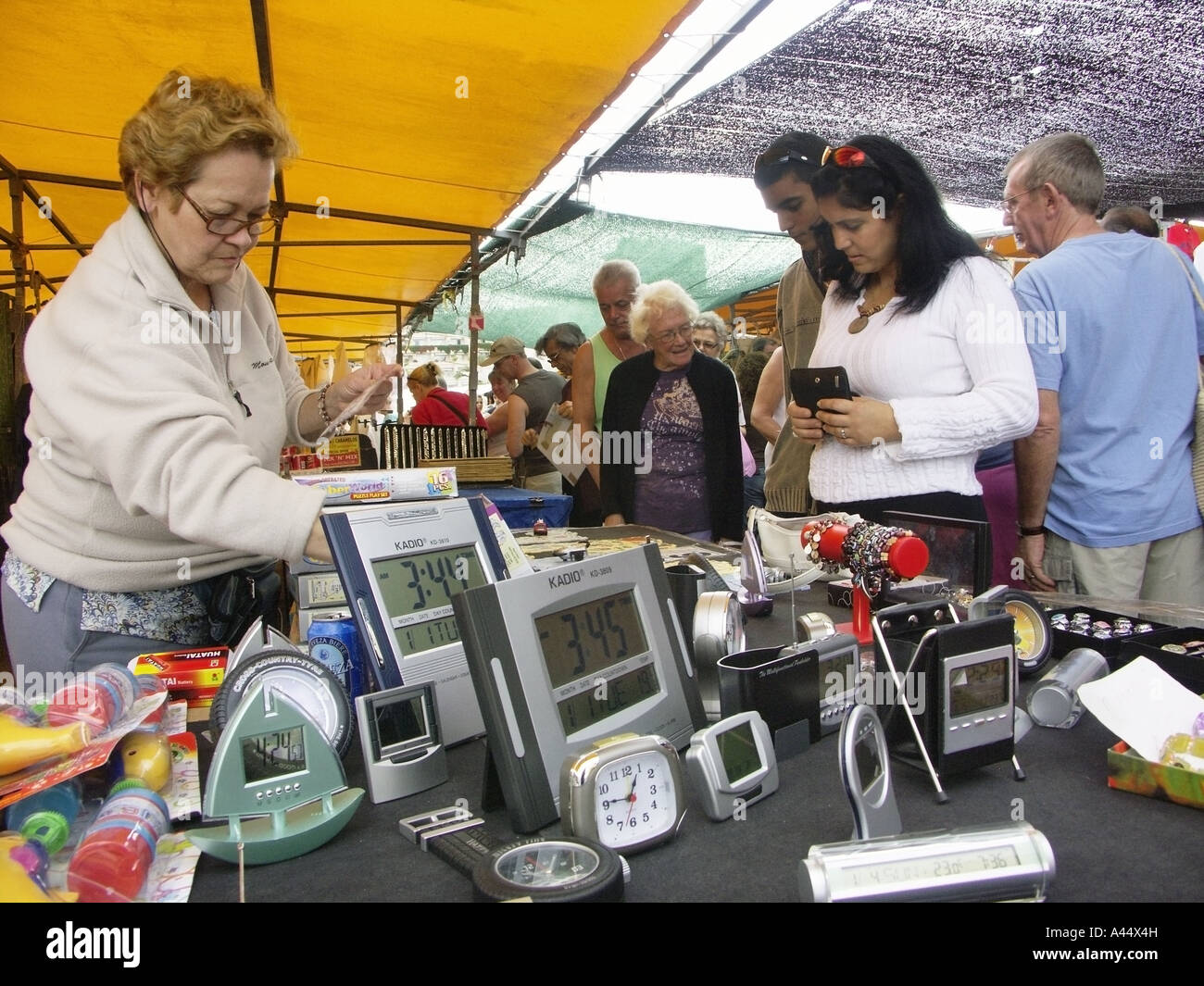 Le bancarelle del mercato sul mercato domenicale di Los Cristianos, Tenerife, Isole Canarie, Spagna. Foto Stock