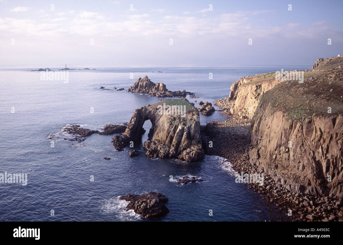 Le scogliere di Lands End presso la maggior parte di libeccio punta della Gran Bretagna in Cornwall Regno Unito Foto Stock