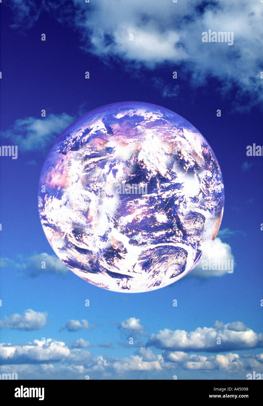 Il pianeta terra nel cielo blu con nuvole bianche Foto Stock