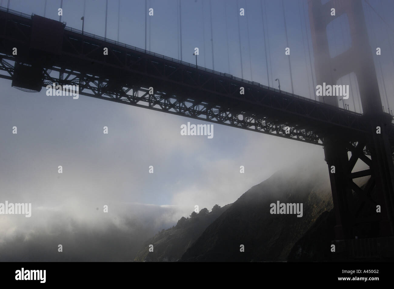 Barca a vela e il Golden Gate Bridge coperta di nebbia al sunrise la Baia di San Francisco California Stati Uniti KIKE Calvo Meteo nebbia architettura pericolose pioggia tempesta tempestoso oceano di pioggia l'acqua di mare sole tramonto d'onda navigazione surge boat building landmark American insegna luminosa avvertenza Foto Stock