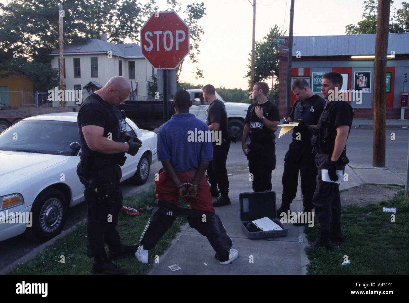 Il sospetto arrestato per la vendita di cocaina crack. Kansas City, MO, PD, STATI UNITI D'AMERICA. Street Unità narcotici. Foto Stock