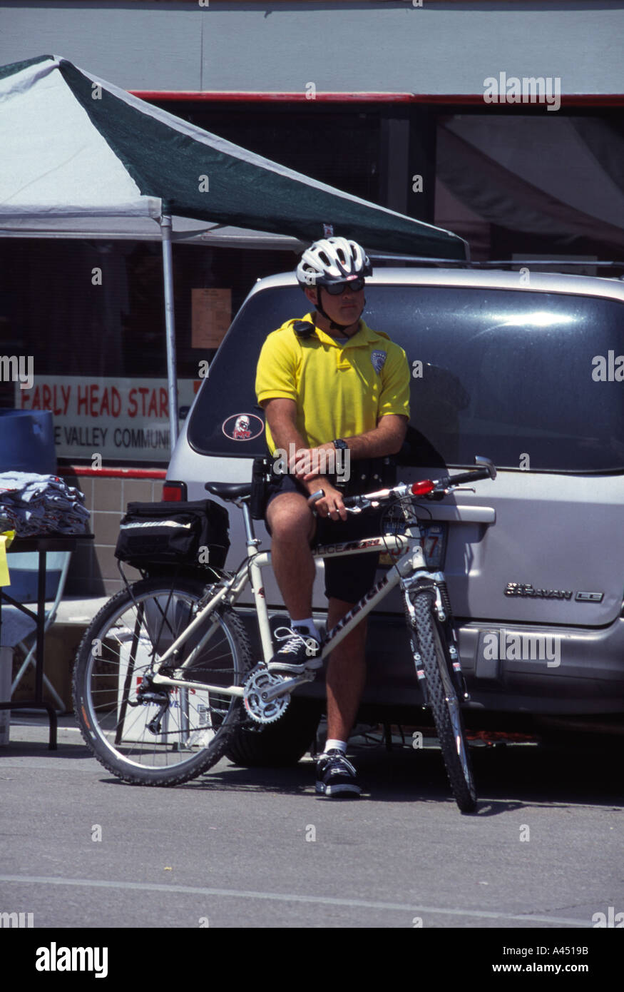 Funzionario di polizia su bike patrol. Festival culturale ceco, Wilber, Nebraska, Stati Uniti d'America. Foto Stock