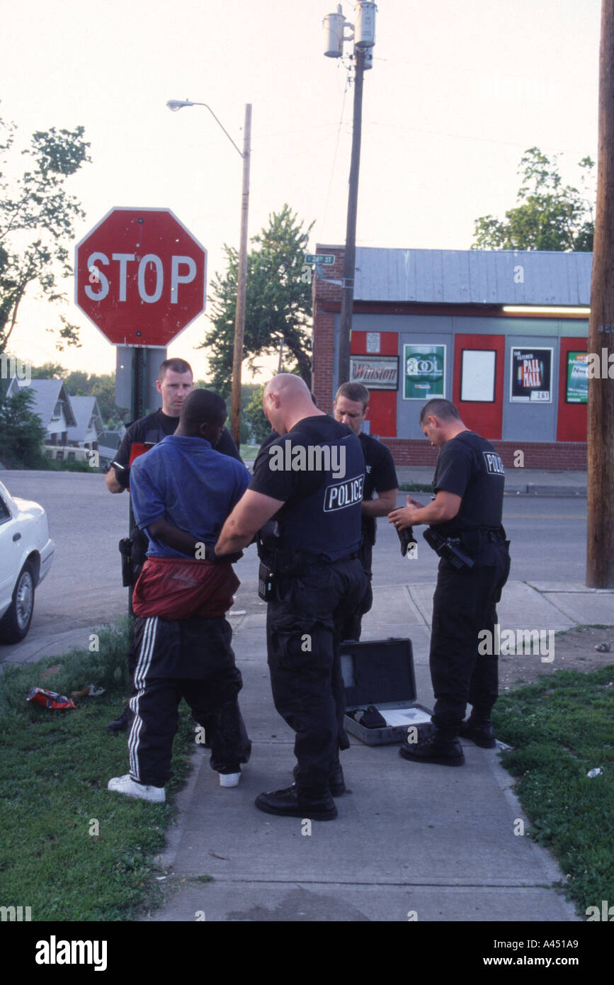 La polizia TAC team ufficiali perquisire un sospetto. Kansas City, MO, PD, STATI UNITI D'AMERICA. Street Unità narcotici. Foto Stock