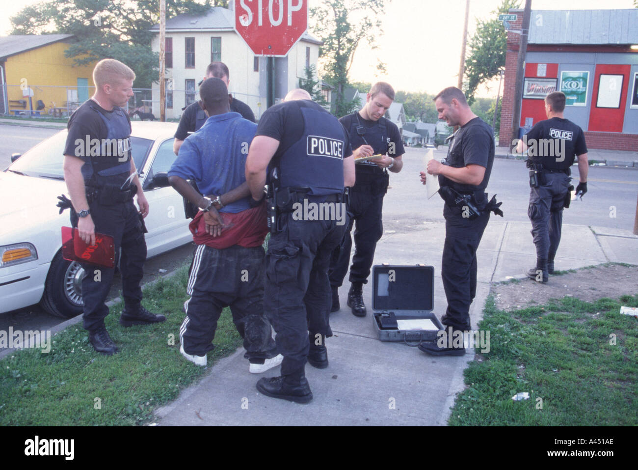 I capretti il sospetto arrestato per la vendita di cocaina crack. Kansas City, MO, PD, STATI UNITI D'AMERICA. Pista Squad. Foto Stock