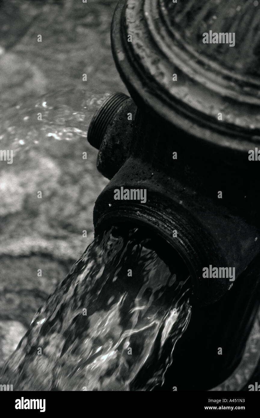 L'acqua che scorre fuori dall'idrante di fuoco, NYC Foto Stock