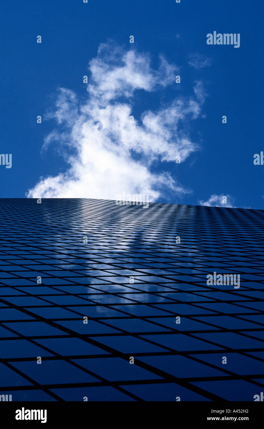 Ricerca di Hancock tower, un vetro edificio di fronte alle emergenti il cloud e la riflessione, Boston, MA Foto Stock