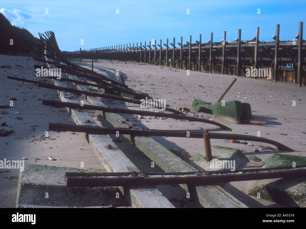 Wave danneggiato mare difese a happisburgh, norfolk, East Anglia, Inghilterra,Gran Bretagna, UK. Foto Stock