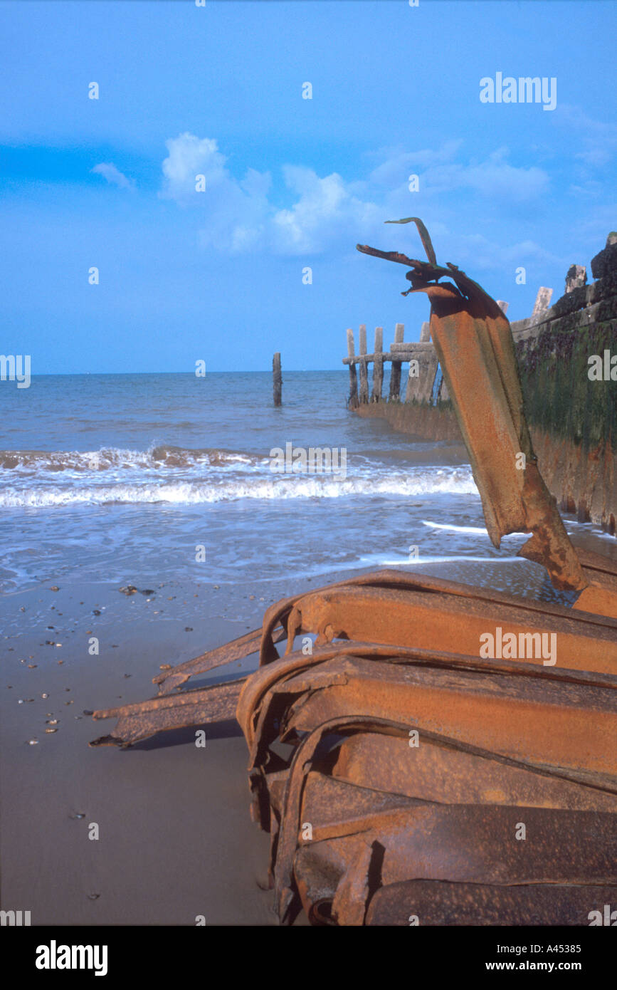 Danneggiato mare difese a happisburgh, norfolk East Anglia England Regno Unito Foto Stock
