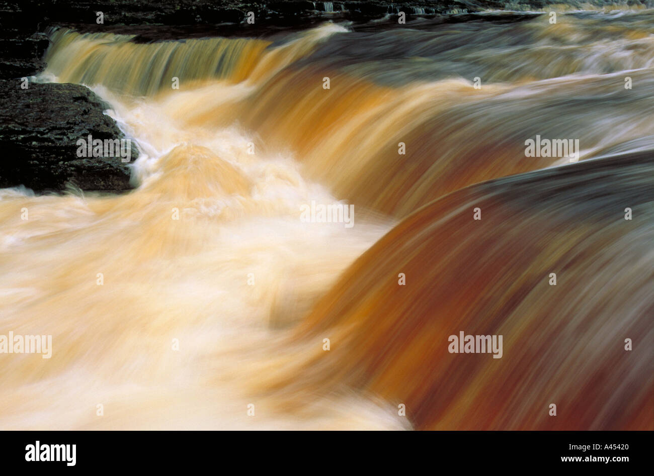 La cascata nel colore Aysgarth Falls Wensleydale Yorkshire Dales Foto Stock