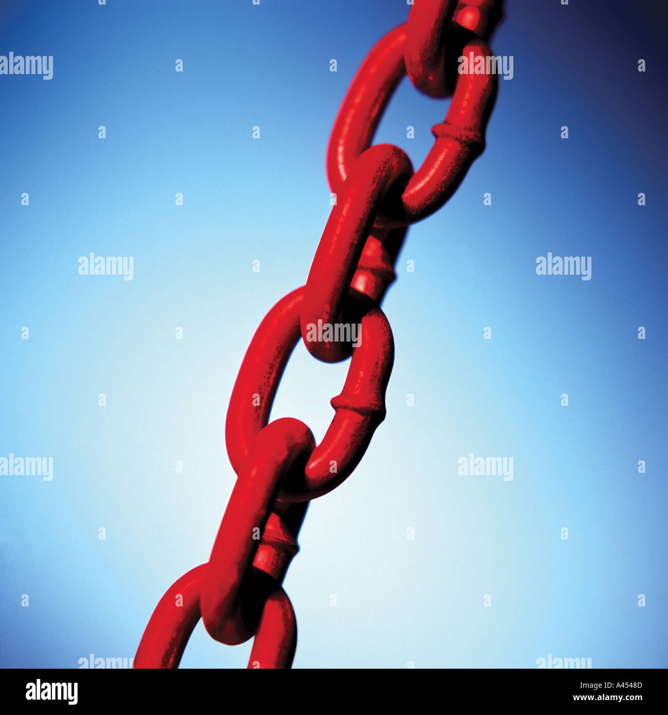 Rosso catena saldata contro sfondo blu Foto Stock