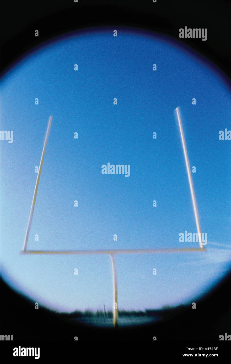 Basso punto di vista obiettivo posti sul giorno chiaro guardando verso l'alto Foto Stock