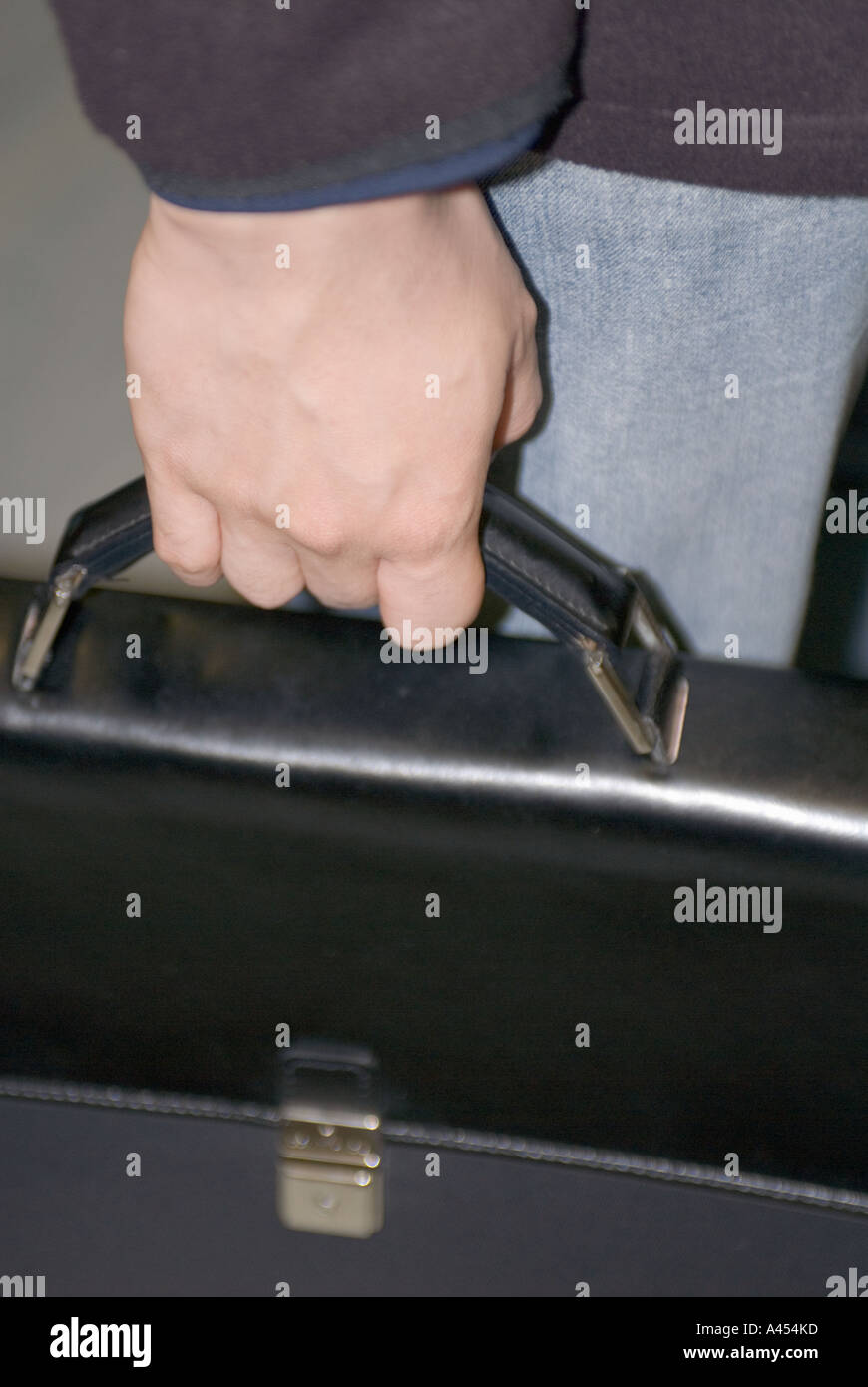 Primo piano di un uomo con una valigetta Foto Stock